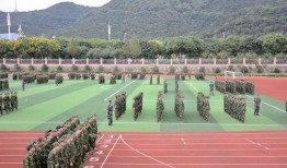 军训学姐跳舞吃瓜,青春活力满满一幕