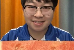 沉浸式吃绿色的瓜,沉浸式体验绿色瓜果的清新美味