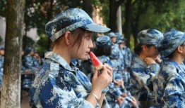 军训面前吃瓜