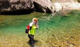 溪边吃瓜拍照,定格夏日美好时光