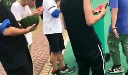 老头吃瓜被打,老头吃瓜被打引发社会热议